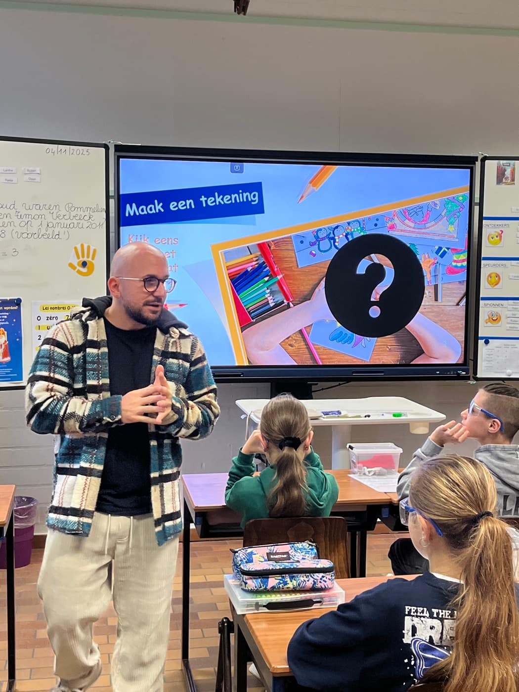 Fabbb geeft een workshop aan kinderen in een klas